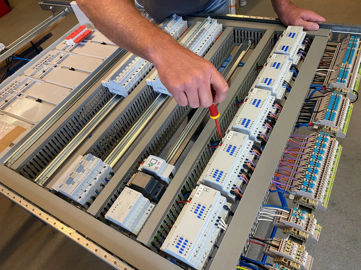 Montage eines Verteilerschranks mit KNX-Aktoren